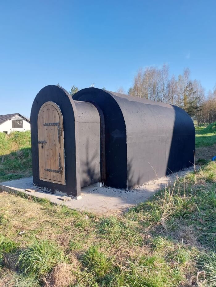 Hotový zahradní sklípek s předsíní, nainstalovaný na pozemku klienta v Nymburk